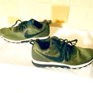 9.5 Nike running sneakers